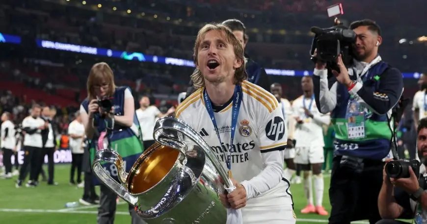 لوكا مودريتش يغادر ريال مدريد مع “ذكريات لا تُنسى”
