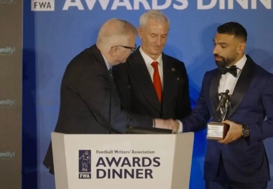 محمد صلاح يتلقى جائزة أفضل لاعب في الدوري الإنجليزي في حفل رابطة الكتاب