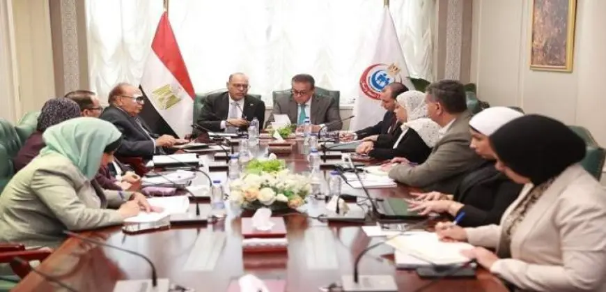 وزيرا الصحة والعمل يبحثان آليات تنظيم مهنة “مساعد الخدمات الصحية”