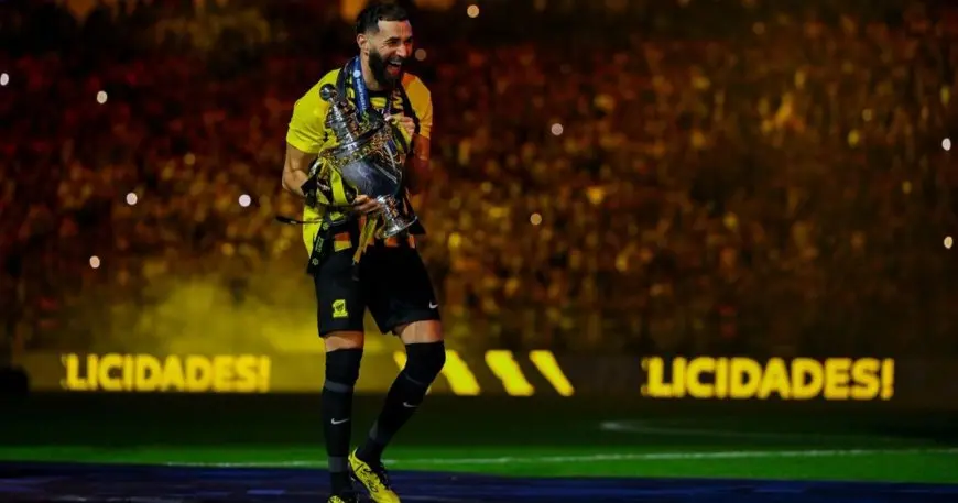 بنزيما يتصدر احتفالات الاتحاد بعد استلام كأس الدوري السعودي
