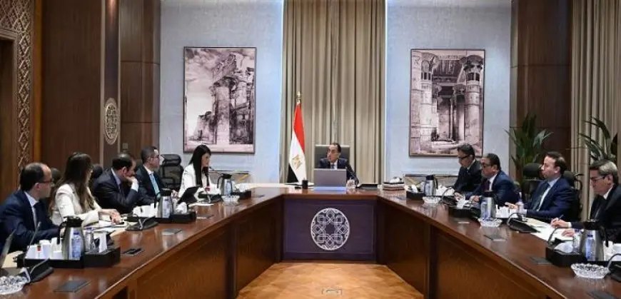 رئيس الوزراء يتابع موقف توافُر السلع الاستراتيجية والمخزون منها