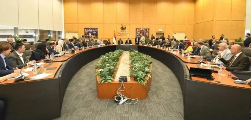 وزير الإسكان يؤكد حرصه على التواصل المستمر مع أعضاء البرلمان للاستماع إلى مطالب دوائرهم
