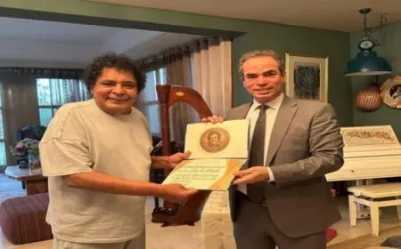 المسلمانى يكرم “الكينج” محمد منير بوسام ماسبيرو للإبداع