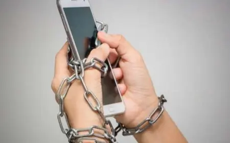 “التجاعيد الرقمية”.. خبراء يحذرون من الاستخدام المفرط للهاتف