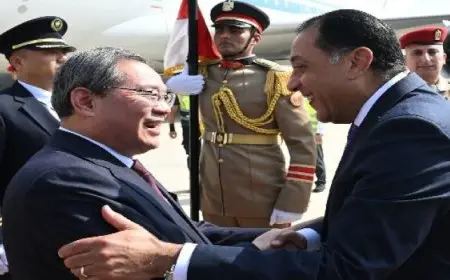 رئيس الوزراء يستقبل رئيس مجلس الدولة الصينى بمطار القاهرة الدولى