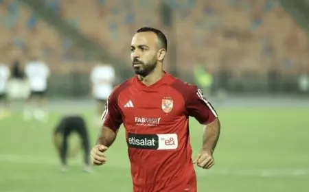 أفشة يؤدي مناسك العمرة مع زوجته خلال إجازته من الأهلي