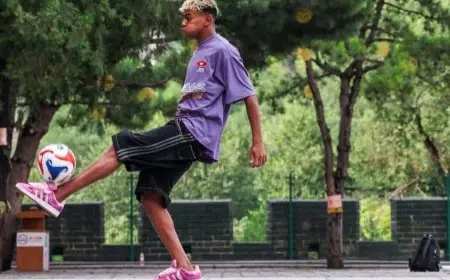 لامين يامال يُظهر مهاراته على سور الصين العظيم