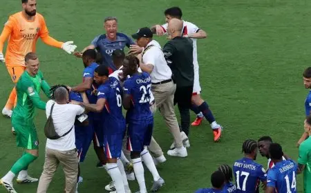 لويس إنريكي يتعارك مع مهاجم تشيلسي ويسقطه أرضاً