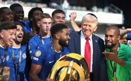ترمب يحتفل مع لاعبي تشيلسي ويحصل على نسخة من كأس العالم للأندية