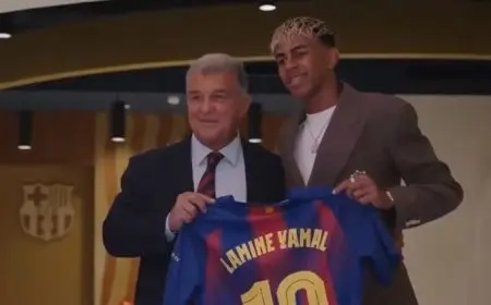 «يلبس قميص ميسي».. لامين يامال يمدد عقده مع برشلونة حتى عام 2031