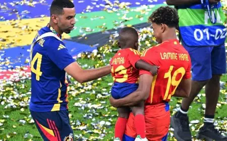 والد يامال: لم أشاهد لاعباً إسبانياً مثله، وإن أخطأ سأقوم بتوجيهه.