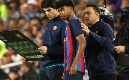 من الذي حال دون إشراك يامال مع برشلونة في سن الخامسة عشر؟