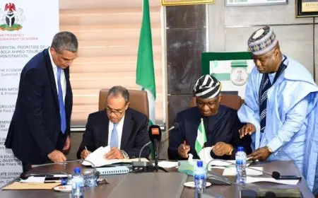 عبد العاطي يوقع اتفاقية تعاون مع وزير الطيران المدني النيجيري لتطوير الخدمات الجوية
