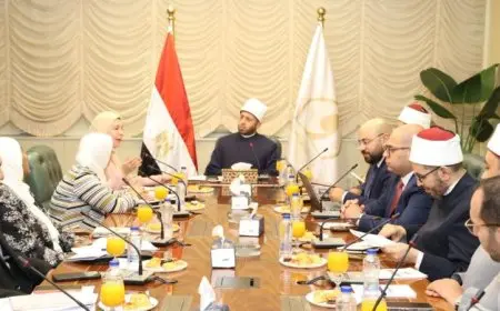 وزير الأوقاف يستعرض سبل تعزيز التعاون مع مديرة مركز البحوث الاجتماعية والجنائية