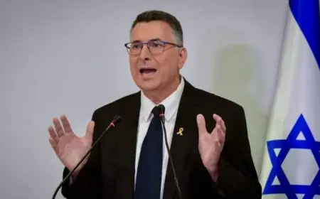 ساعر يطلب من نظيره اليوناني التدخل العاجل لحل أزمة الإسرائيليين المحتجزين في سيروس