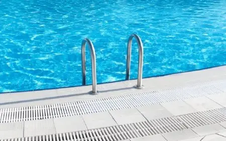 سيارة تقتحم حمام سباحة مزدحم بالمصطافين فى أمريكا دون إصابات