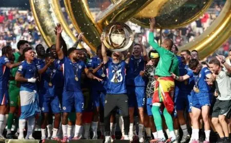 نجم تشيلسي يُفاجئ الجميع خلال مراسم تتويجه بكأس العالم