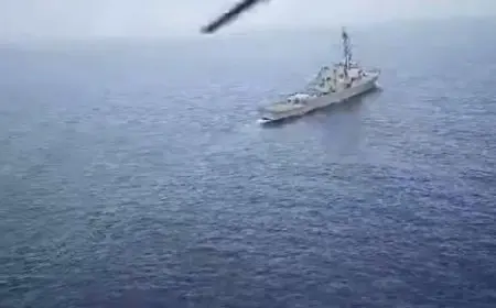 تحذير مروحية بحرية إيرانية لمدمرة أمريكية في مياه بحر عمان