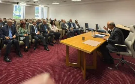 وزير الطيران يستقبل السفراء الجدد ويستعرض إنجازات الدولة في تطوير صناعة الطيران