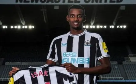 نيوكاسل: إيساك لن يشارك في رحلة الفريق إلى آسيا بسبب الإصابة