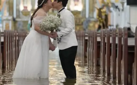 زفاف وسط المياه.. ثنائى يعقد قرانه فى كنيسة غمرها إعصار “ويفا” بالفلبين