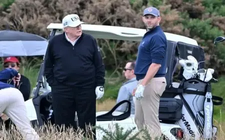 ترامب يلعب الجولف في إسكتلندا وسط احتجاجات كبيرة في إدنبرة ضد زيارته