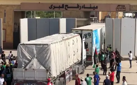 شاحنات المساعدات تصل معبر كرم أبو سالم لتلبية احتياجات الفلسطينيين في غزة