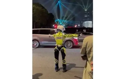 ابتكار روبوتات شرطية تشبه الإنسان لتنظيم حركة المرور في شوارع الصين