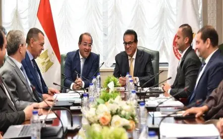 وزير الصحة يستعرض استراتيجيات تعزيز تمويل التأمين الصحي الشامل