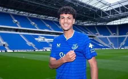 مغربي جديد ينضم إلى البريمييرليغ.. إيفرتون يتعاقد مع أزنو من بايرن ميونيخ