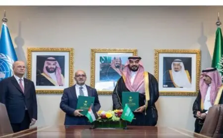 وزير الخارجية السعودي يشارك في توقيع ثلاث مذكرات تفاهم مع رئيس وزراء فلسطين