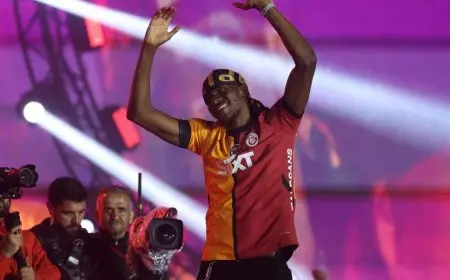 أوسيمين متجه إلى إسطنبول لإنهاء انتقاله إلى غلطة سراي