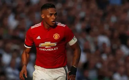 لاعب مانشستر يونايتد السابق ينقذ حياة رجل من الانتحار في الإكوادور