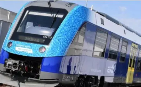 السكة الحديد تقرر إنهاء خدمة سائق قطار ومساعده بعد حادث اصطدام جرار بمصد خرساني