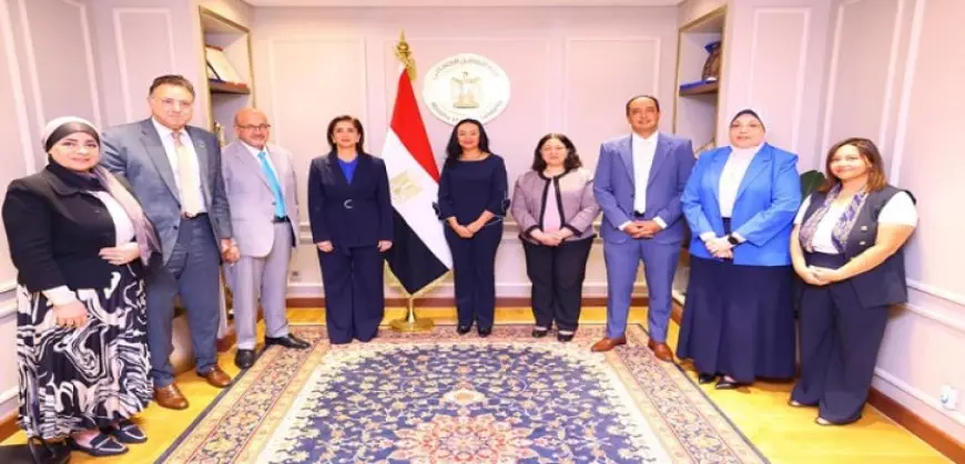 وزيرة التضامن الاجتماعى تبحث مع المدير الإقليمى لـ “الصحة العالمية” لشرق المتوسط التعاون فى مكافحة الإدمان