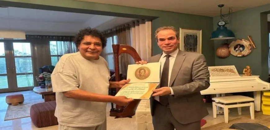 المسلمانى يكرم “الكينج” محمد منير بوسام ماسبيرو للإبداع