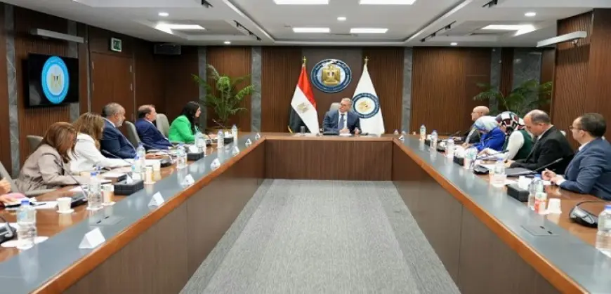 وزير البترول: مشروعات مسح جوى لتحديد الإمكانات التعدينية فى مصر