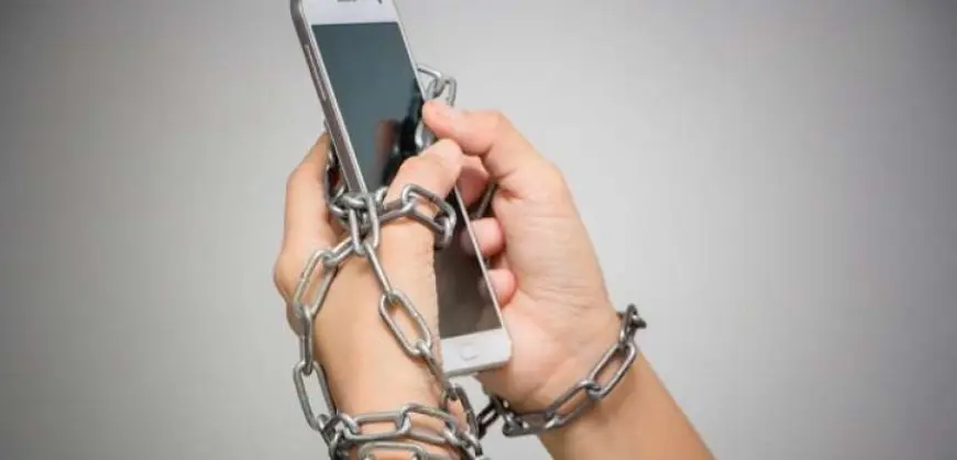 “التجاعيد الرقمية”.. خبراء يحذرون من الاستخدام المفرط للهاتف