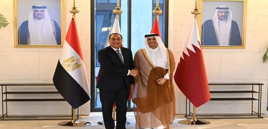 رئيس الوزراء يبحث مع نظيره القطرى دعم الاستثمارات المشتركة