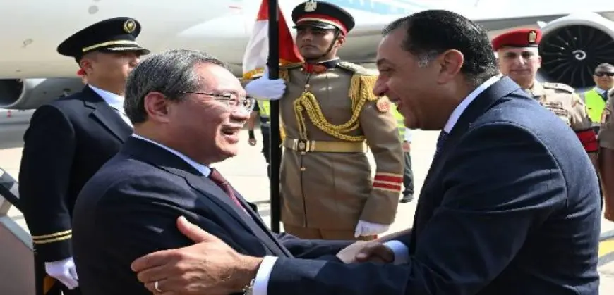 رئيس الوزراء يستقبل رئيس مجلس الدولة الصينى بمطار القاهرة الدولى