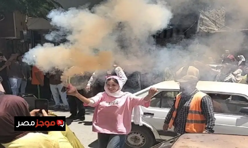 طلاب الثانوية العامة في الفيوم يحتفلون بانتهاء ماراثون الامتحانات بالمزمار والطبل البلدي