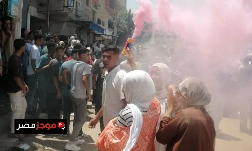 احتفالات طلاب الثانوية العامة بالشرقية بإنتهاء الماراثون بالزغاريد والمزمار البلدي