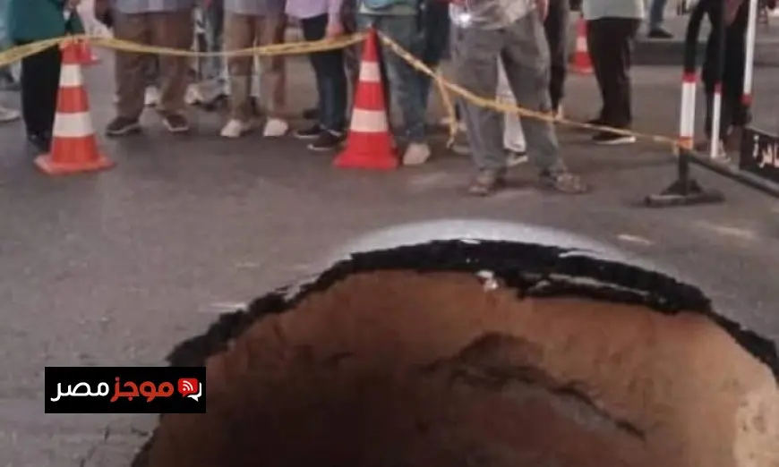 هبوط أرضي يربك حركة المرور أسفل كوبري التجنيد بجسر السويس بسبب خط صرف صحي بقطر 600 مم