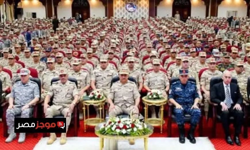 وزير الدفاع يجتمع مع قادة وضباط القوات المسلحة في المنطقة المركزية العسكرية لتعزيز التعاون الأمني