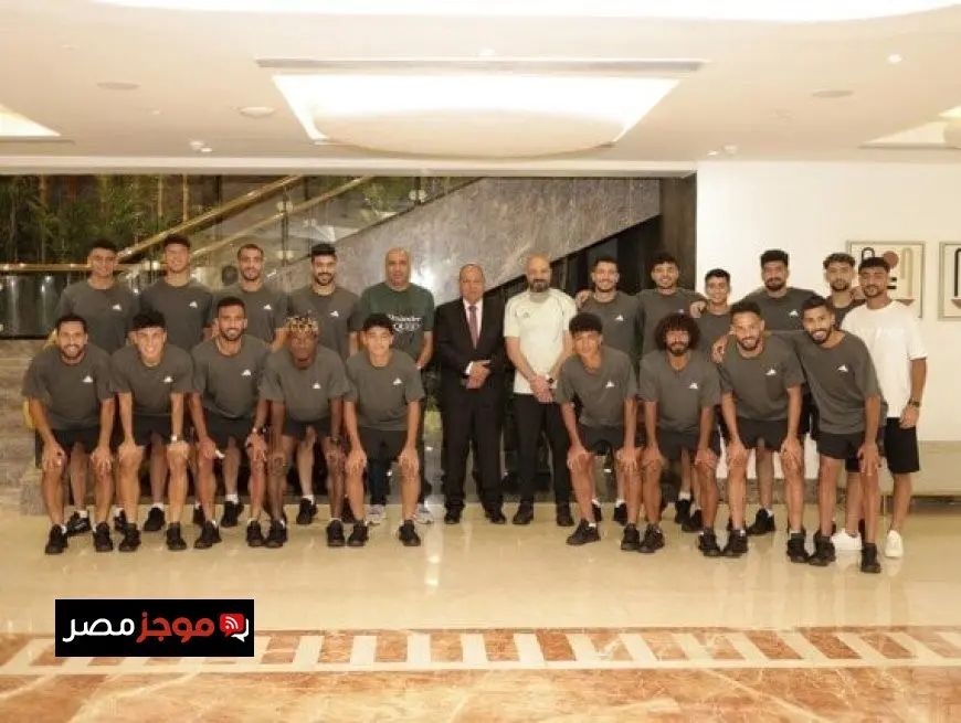 رئيس كهرباء الإسماعيلية يشجع اللاعبين قبل بدء الموسم
