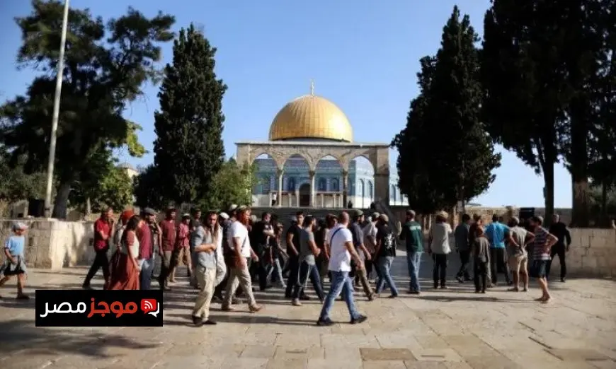 مستوطنون يهاجمون باحات المسجد الأقصى ويثيرون التوترات في القدس