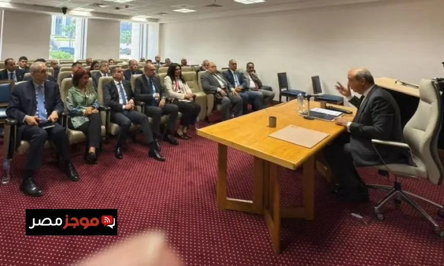 وزير الطيران يستقبل السفراء الجدد ويستعرض إنجازات الدولة في تطوير صناعة الطيران
