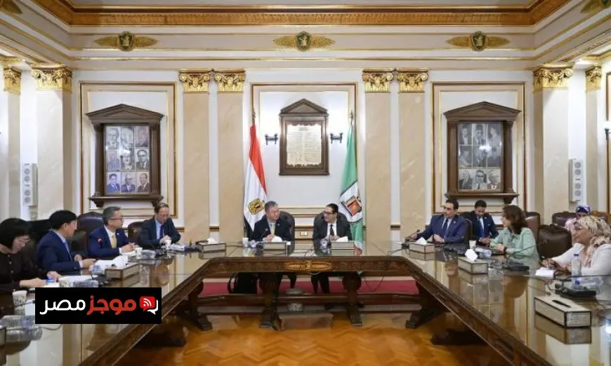 رئيس جامعة القاهرة يستعرض فرص التعاون مع وفد الجمعية الصينية للتعليم العالي