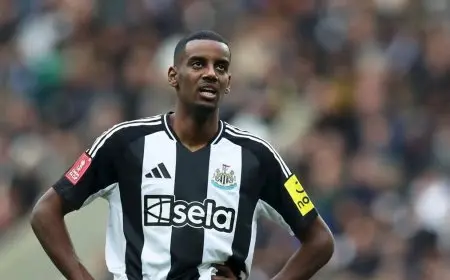 نيوكاسل “يُرفض العرض الرسمي” من ليفربول لضم ألكسندر إيزاك