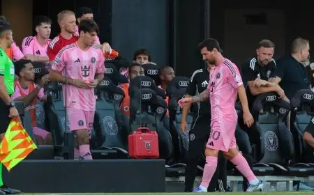 ميسي يخرج من الملعب بعد 10 دقائق نتيجة إصابة في “أوتار الركبة”